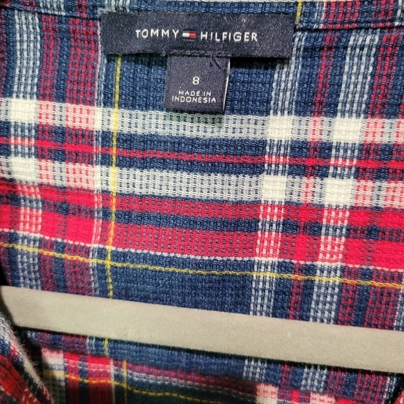 Tommy Hilfiger Sleeveless Plaid Button-Up Shirt - Picture 3 of 16